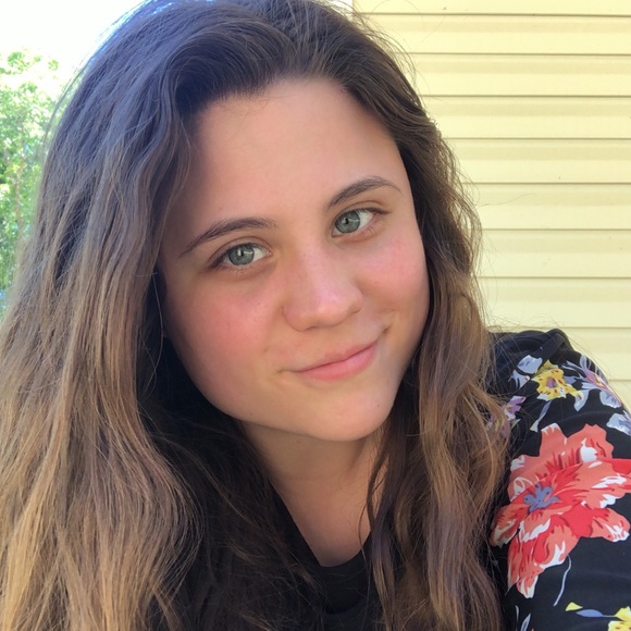 Meet your Posher, Kayley! - Picture 2 of 4